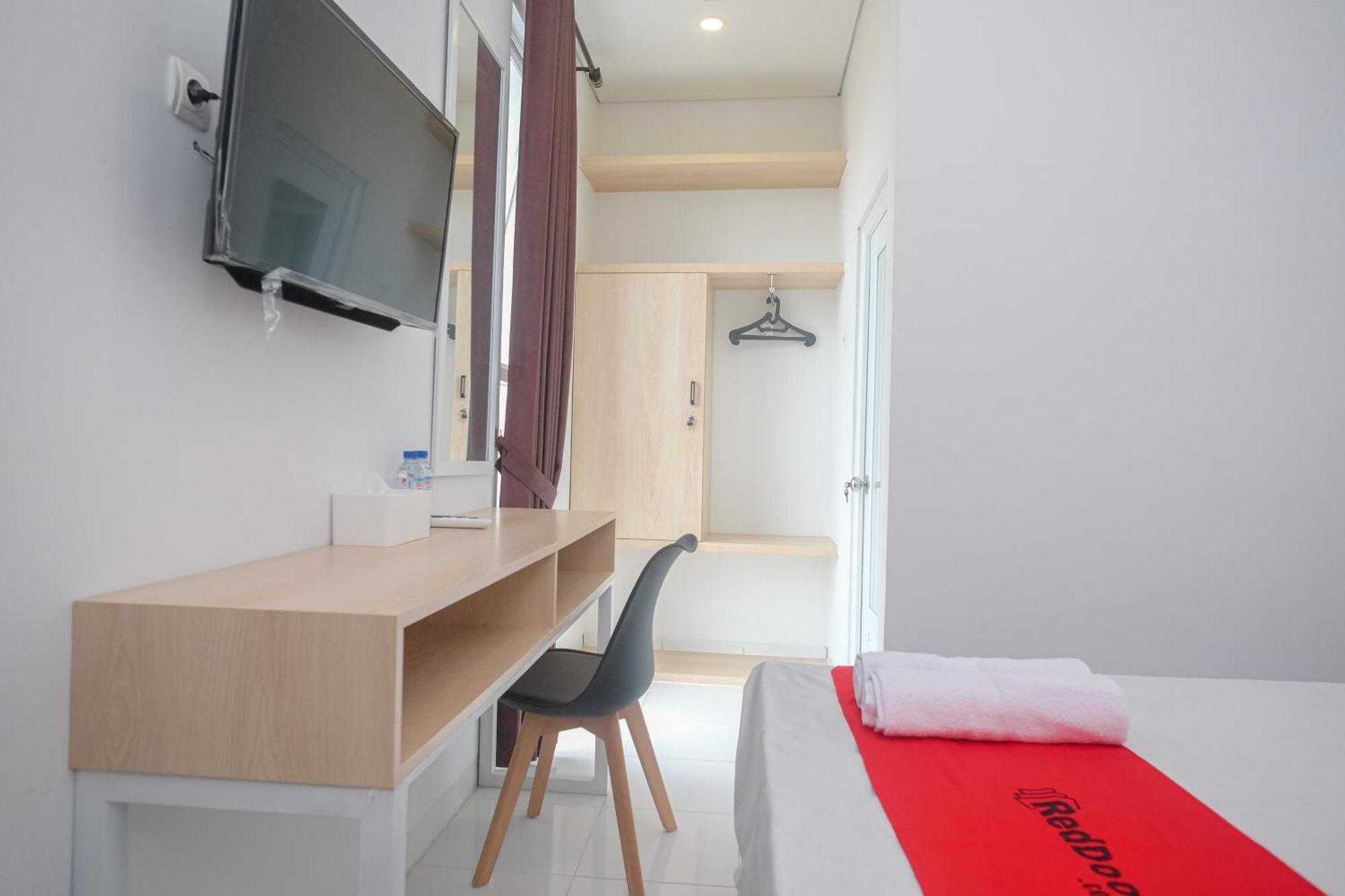 Hotel Reddoorz Syariah @ Tlogosari Semarang Alastuwo Esterno foto